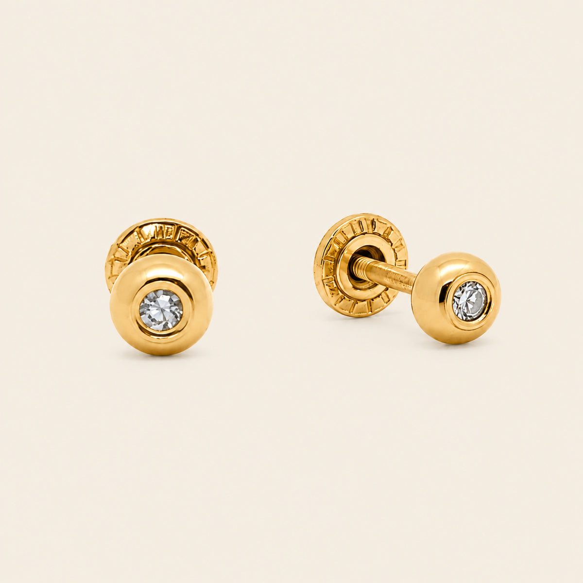 Mi Primer Diamante – Broqueles de Oro Amarillo 14k con Diamante en Bisel Grabado