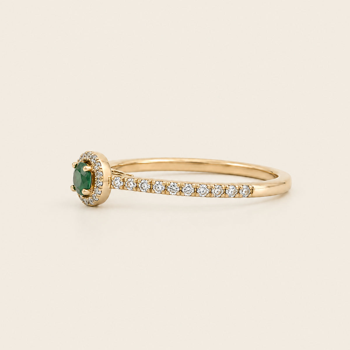 Camila – Anillo Halo de Oro Amarillo 14k con Esmeralda Redonda