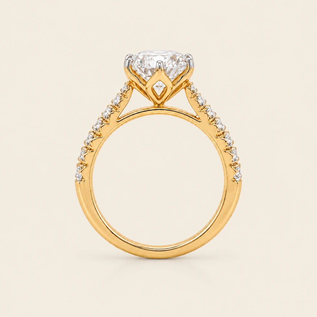 Anillo Solitario de Compromiso de Oro Amarillo 14k con Diamante de Laboratorio y Caña de Diamantes