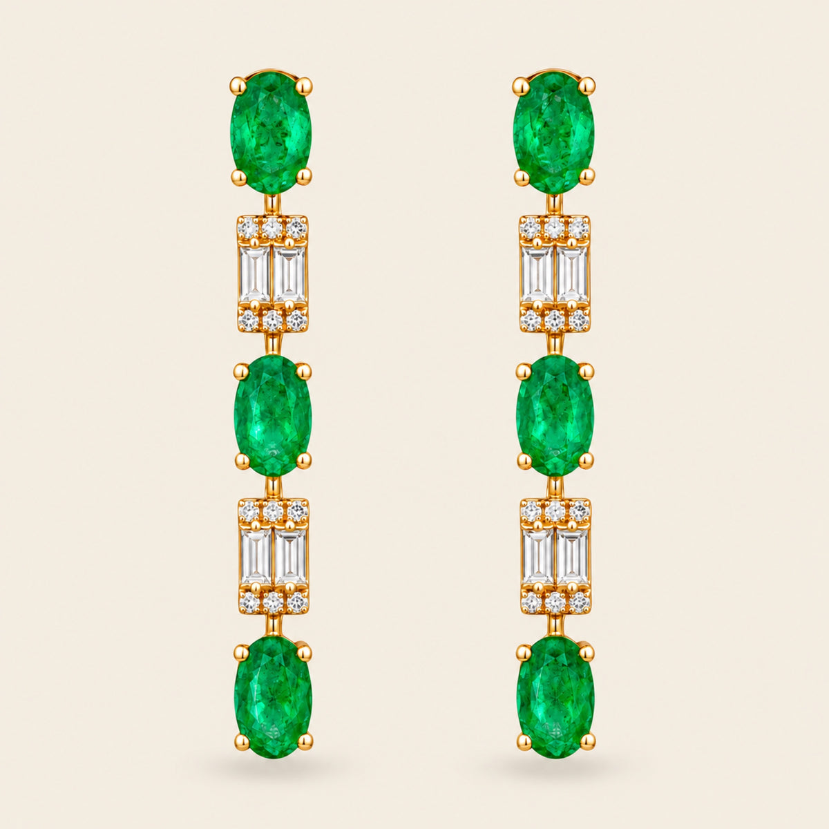 Valeria – Aretes Largos de Oro Amarillo 14k con Esmeralda y Diamante