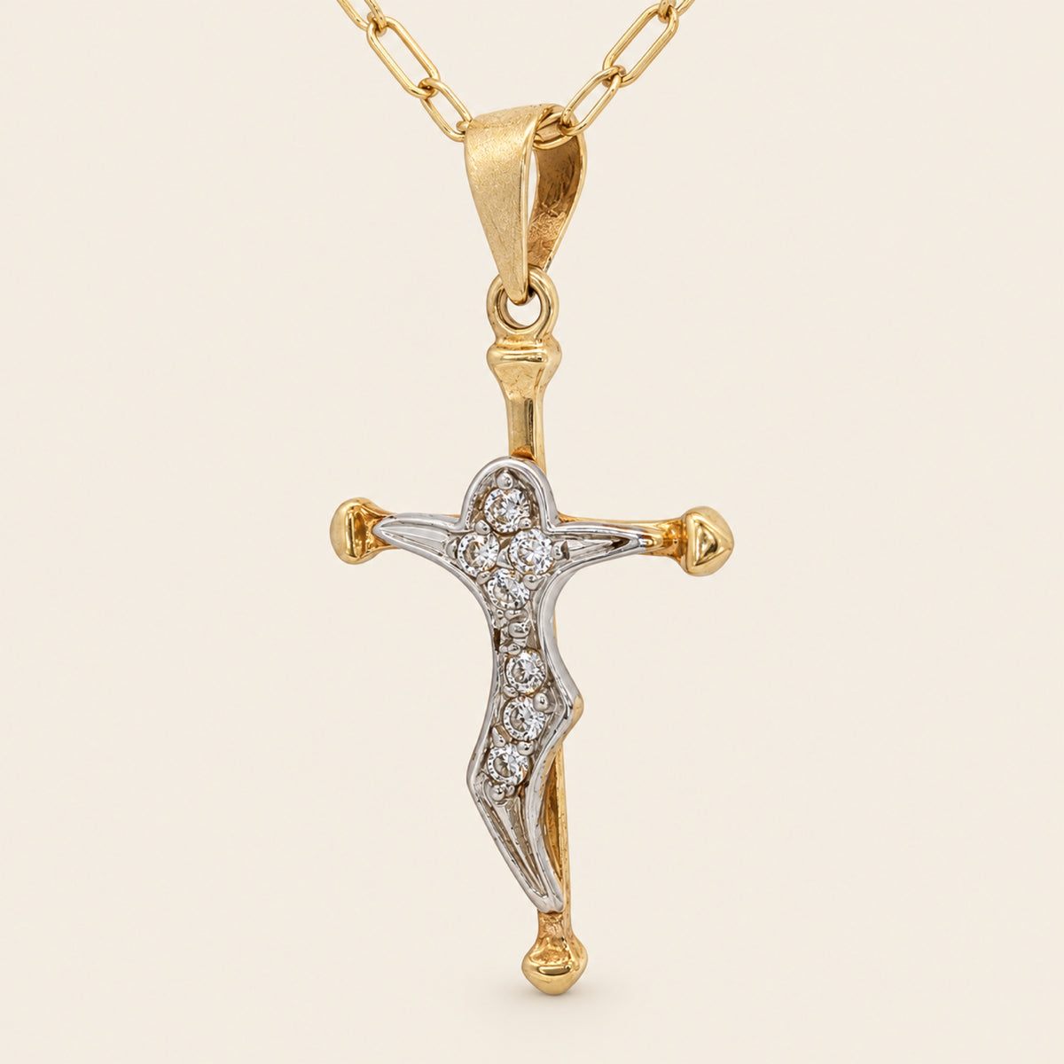 Dije de Crucifijo de Oro Amarillo 10k con Cristo en Oro Blanco y Circonias