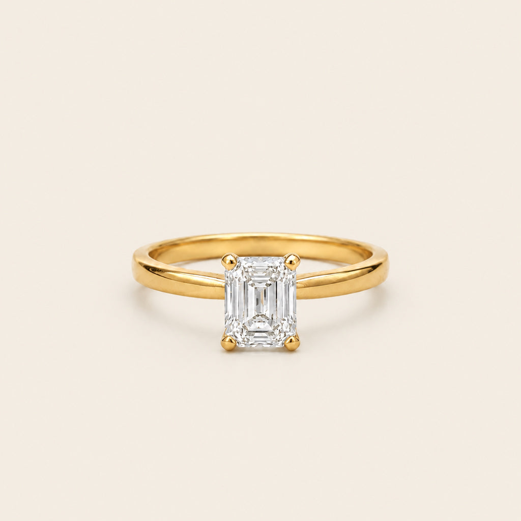 Anillo Solitario de Compromiso de Oro Amarillo 14k con Diamante Esmeralda