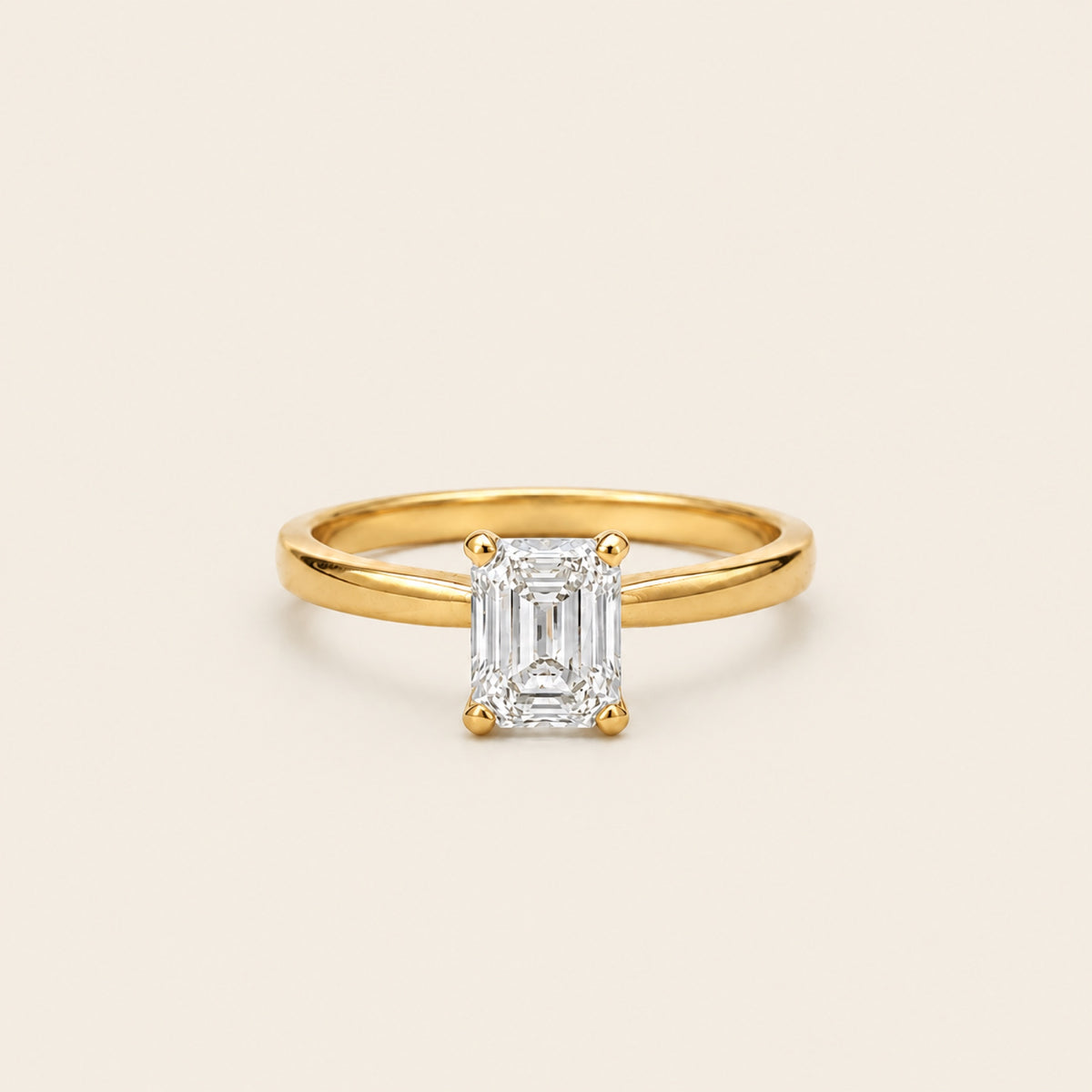 Anillo Solitario de Compromiso de Oro Amarillo 14k con Diamante Esmeralda