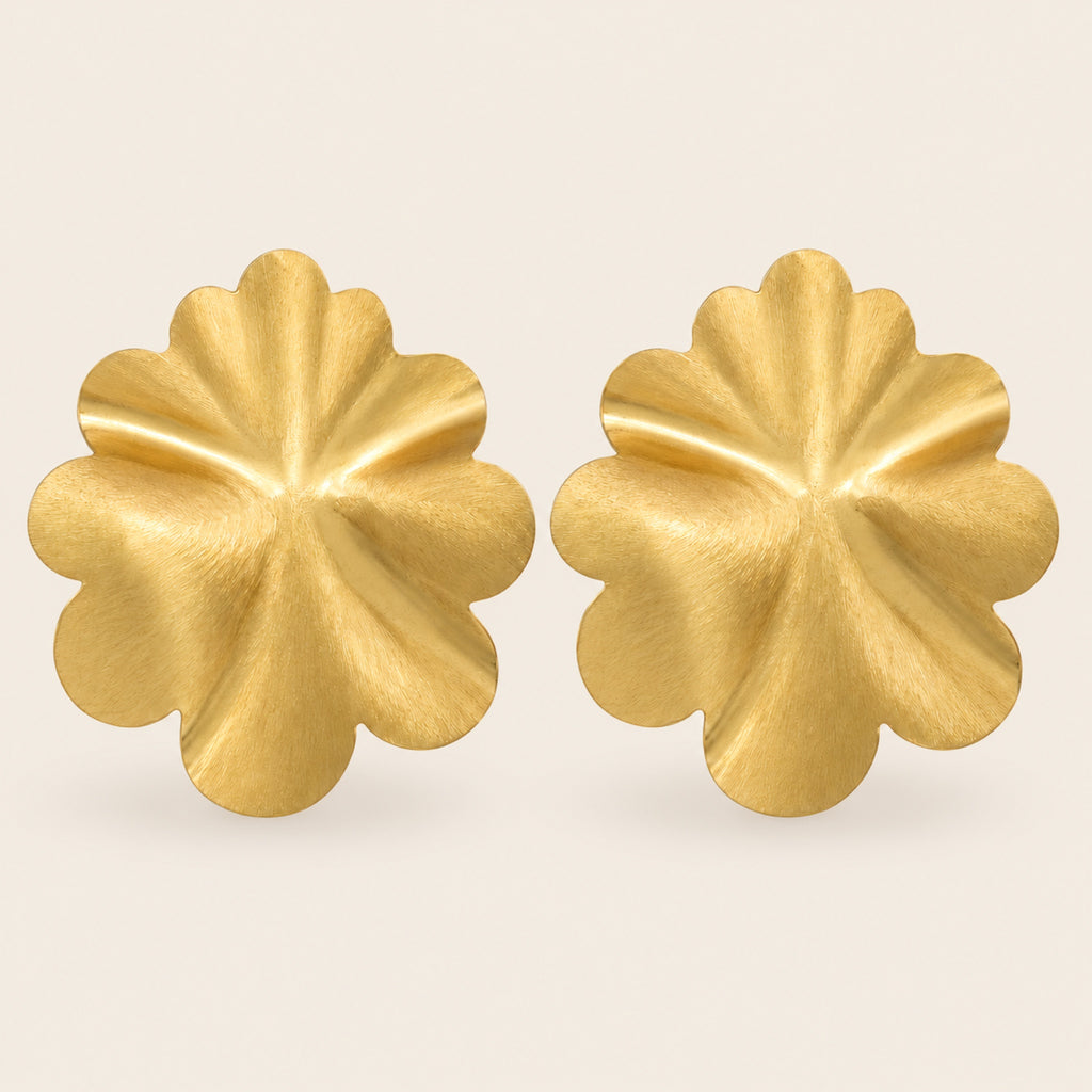 Aretes de Oro Laminado en Forma de Flor Ondulada