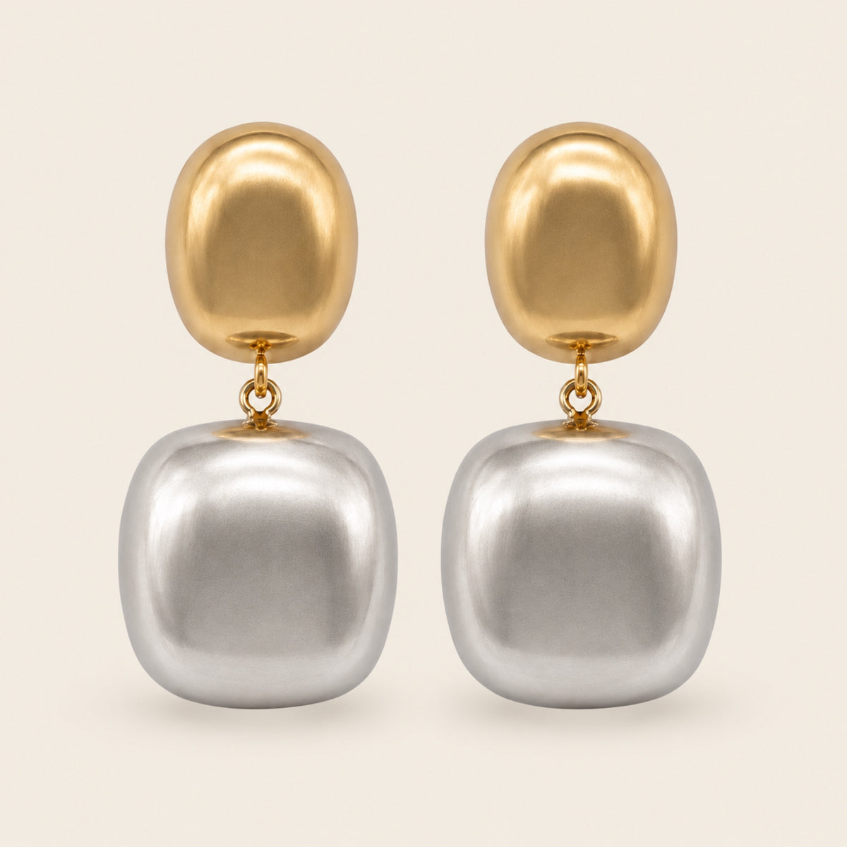 Aretes Largos de Oro Laminado con Óvalo Dorado y Cojín Plateado