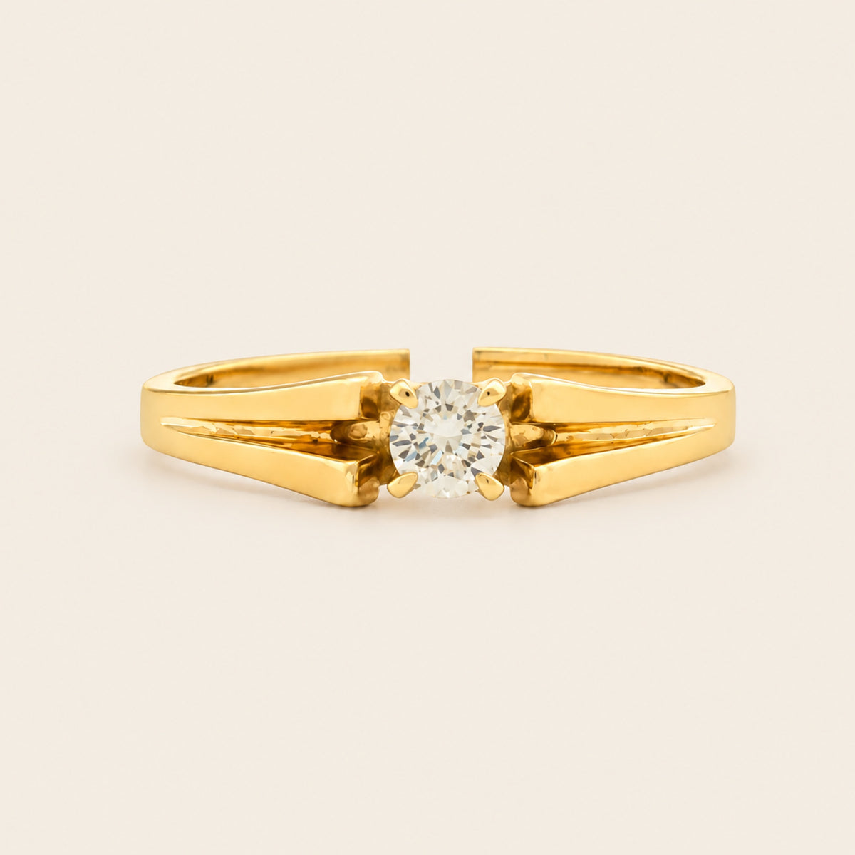 Anillo de Compromiso de Oro Amarillo 14k con Diamante y Caña Partida