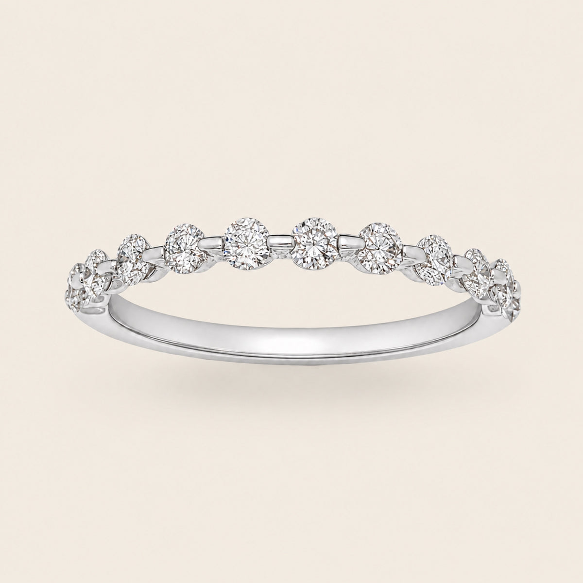 Alianza / Churumbela de Oro Blanco 14k con Diamante en Engaste Ilusión