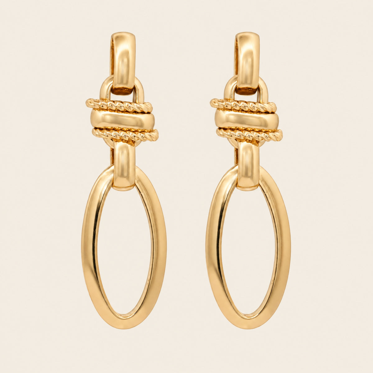 Aretes Largos de Oro Laminado con Óvalo y Detalle Trenzado