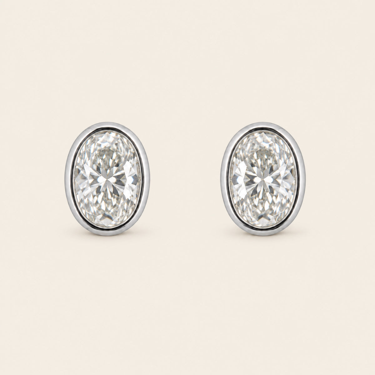 Broqueles de Oro Blanco 14k con Diamante Ovalado de Laboratorio en Bisel