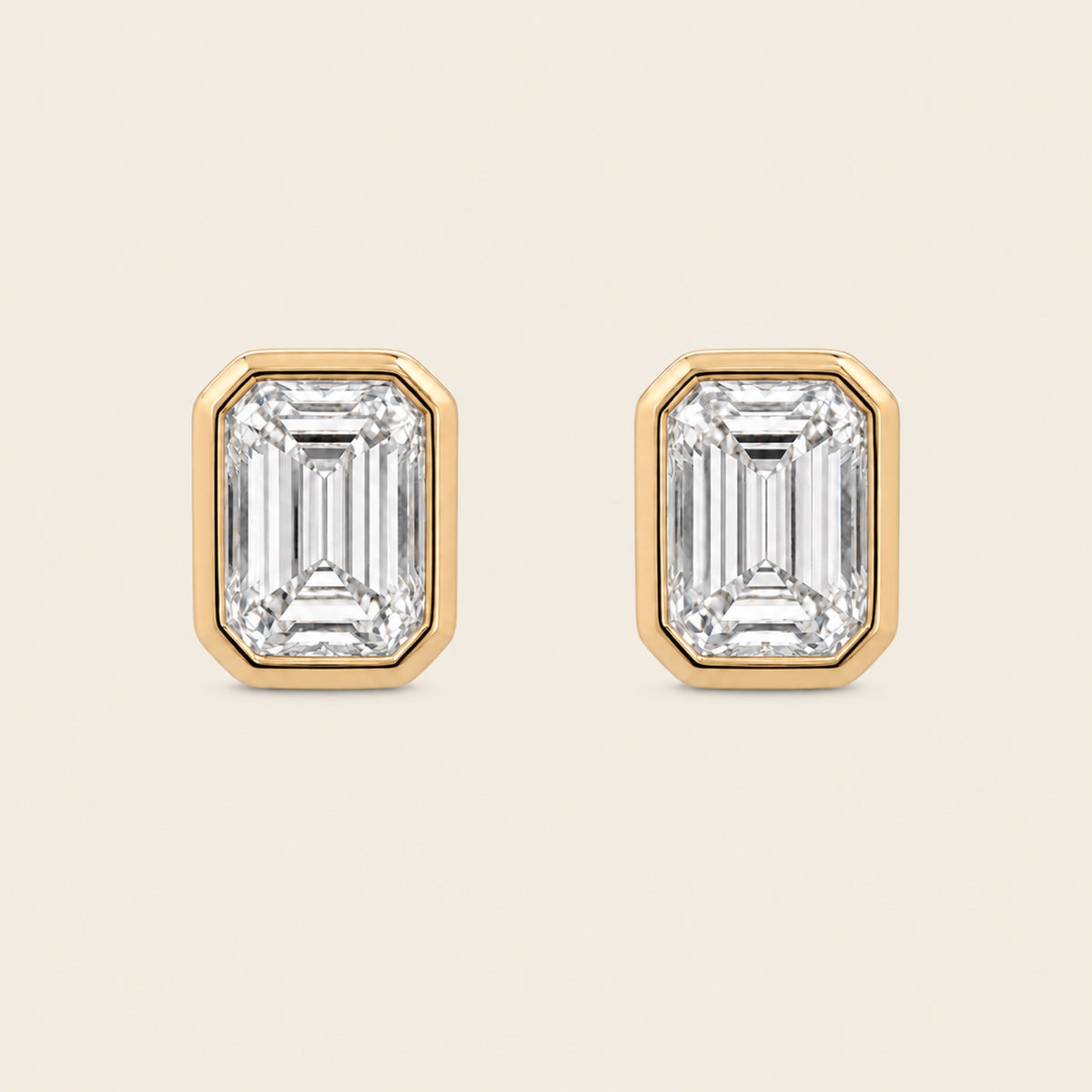 Broqueles de Oro Amarillo 14k con Diamante Esmeralda de Laboratorio en Bisel