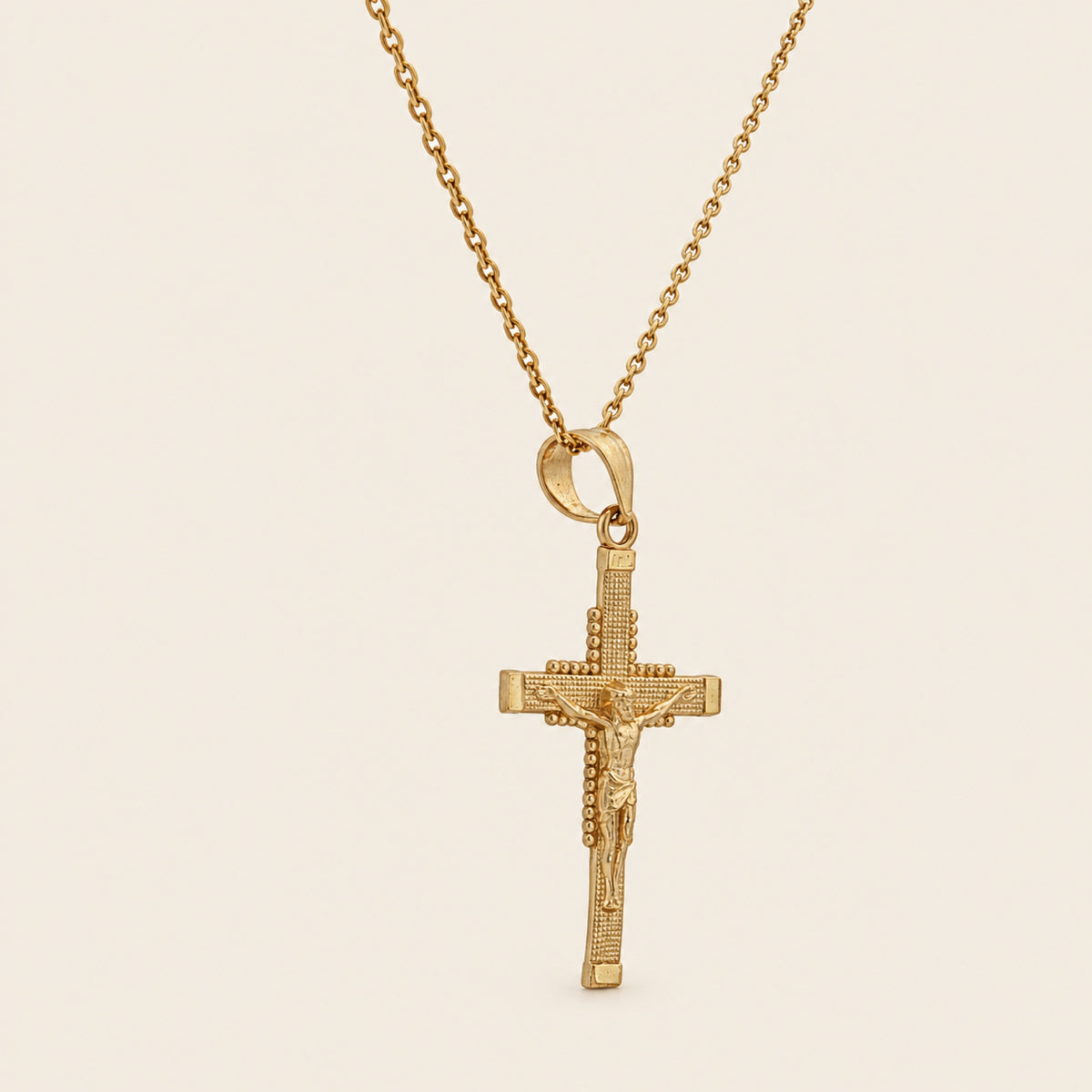 Dije de Crucifijo de Oro Amarillo 10k con Cristo y Bordes Texturizados