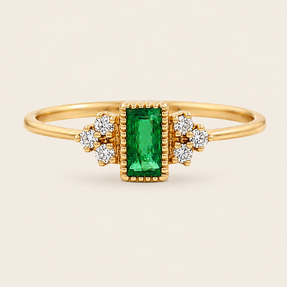Micaela – Anillo de Oro Amarillo 14k con Esmeralda Talla Esmeralda y Clúster de Diamantes