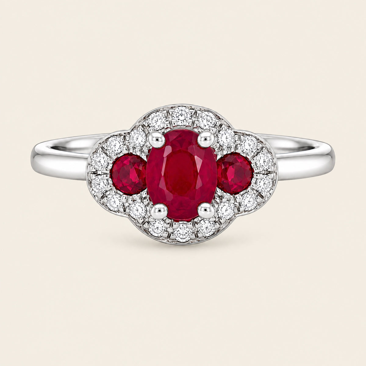 Carolina – Anillo Tres Piedras de Oro Blanco 18k con Rubí y Diamantes
