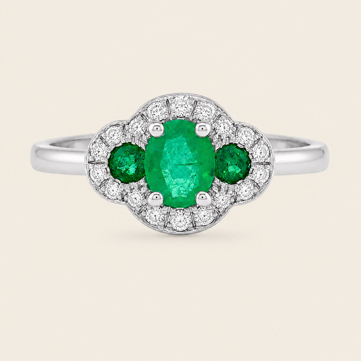 Ximena – Anillo Tres Piedras de Oro Blanco 18k con Esmeralda y Diamantes