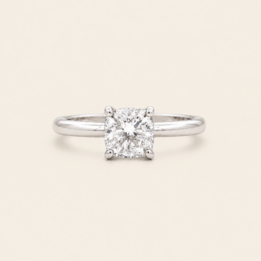 Anillo Solitario de Compromiso de Oro Blanco 14k con Diamante Cushion de Laboratorio