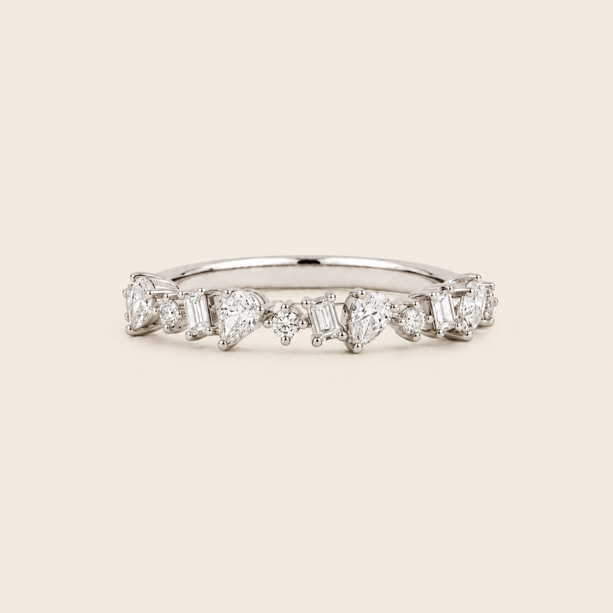 Alianza / Churumbela de Oro Blanco 14k con Diamantes de Laboratorio de Cortes Mixtos