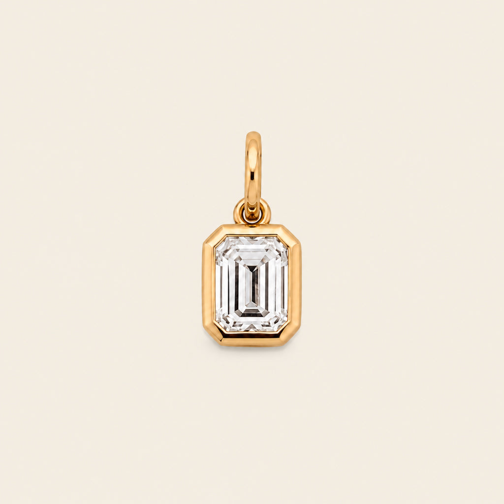 Dije de Oro Amarillo 14k con Diamante Esmeralda de Laboratorio