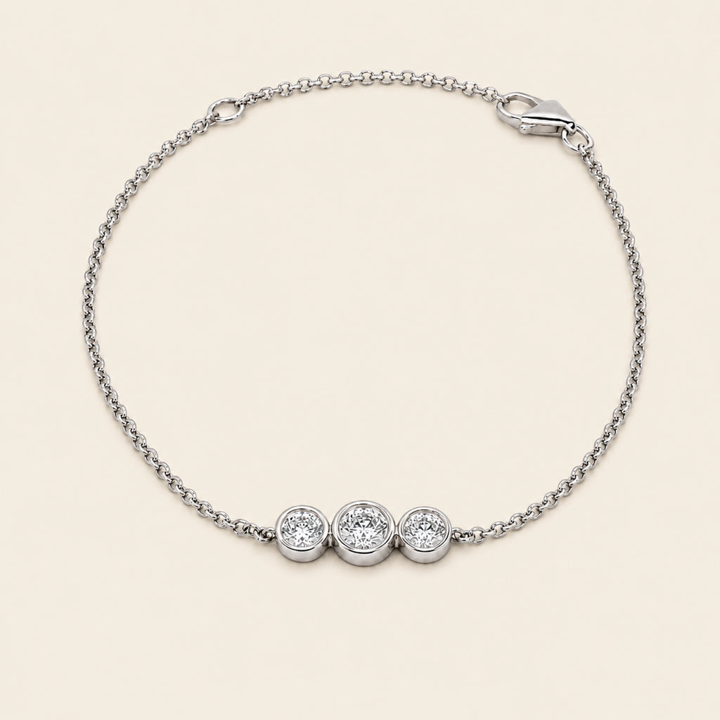 Pulsera de Oro Blanco 14k con Tres Diamantes de Laboratorio en Bisel