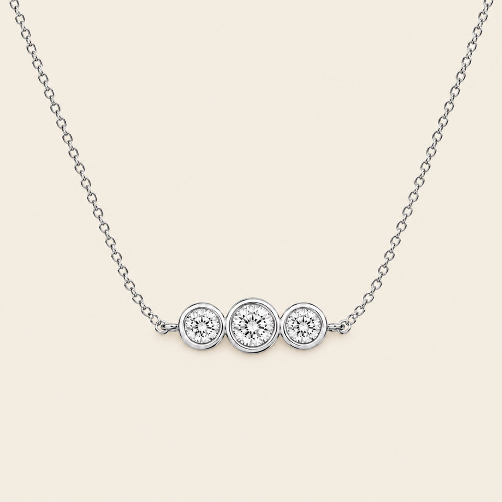 Pulsera de Oro Blanco 14k con Tres Diamantes de Laboratorio en Bisel