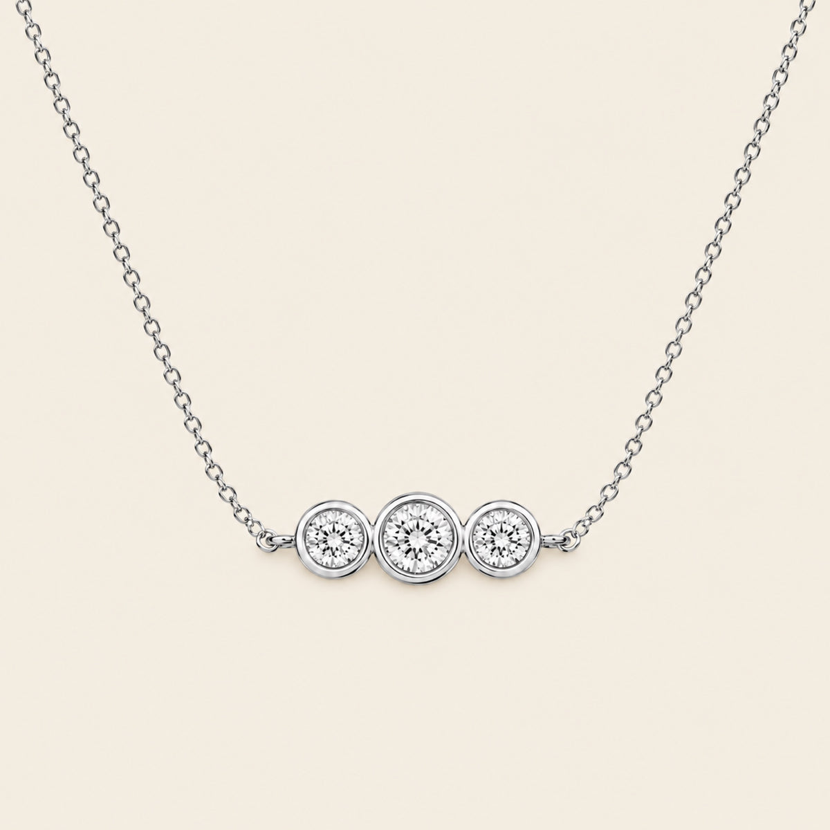 Pulsera de Oro Blanco 14k con Tres Diamantes de Laboratorio en Bisel