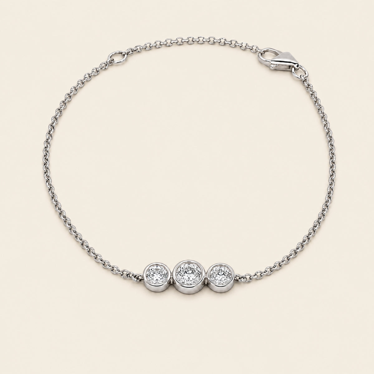 Pulsera de Oro Blanco 14k con Tres Diamantes de Laboratorio en Bisel