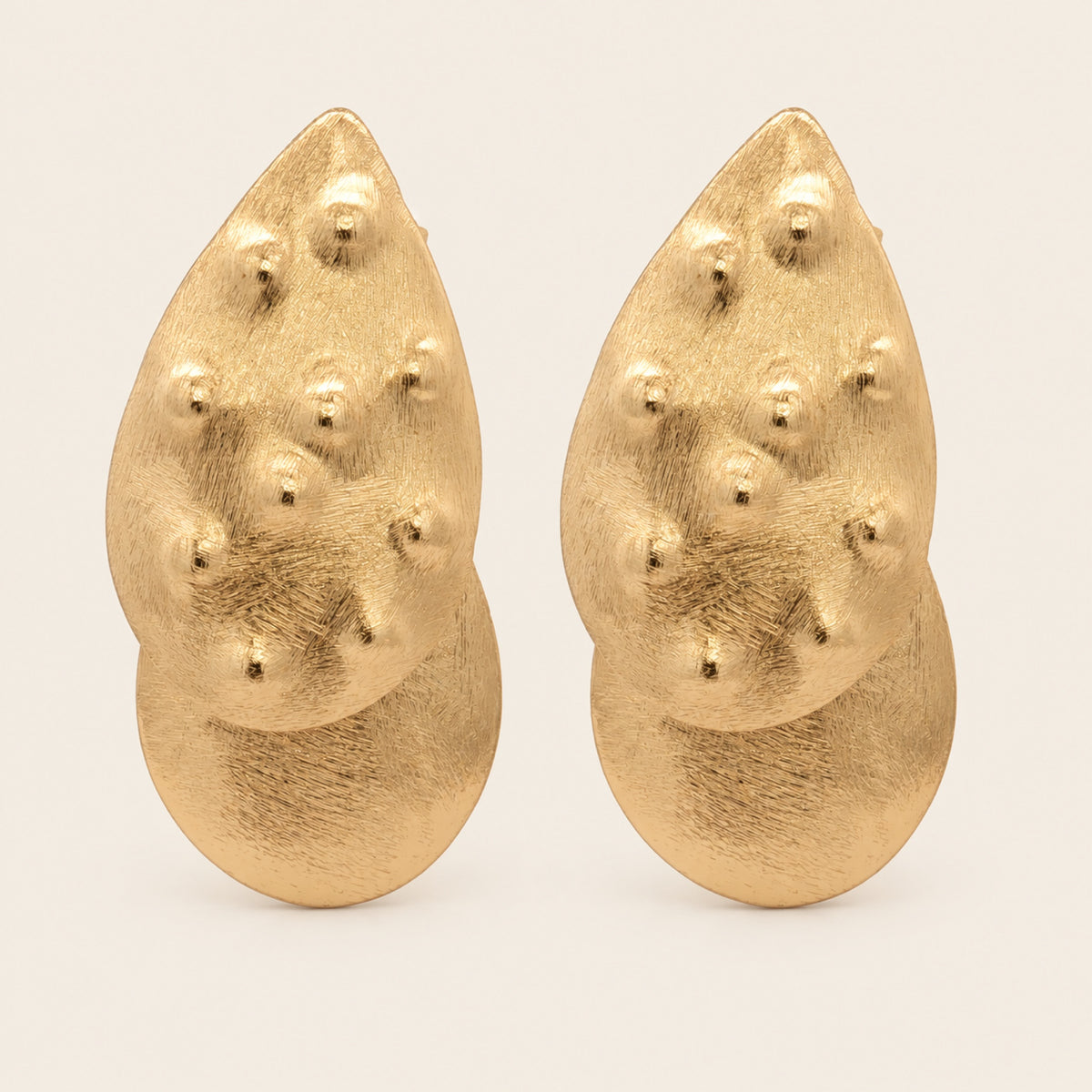 Aretes de Oro Laminado de Gotas Superpuestas con Relieve