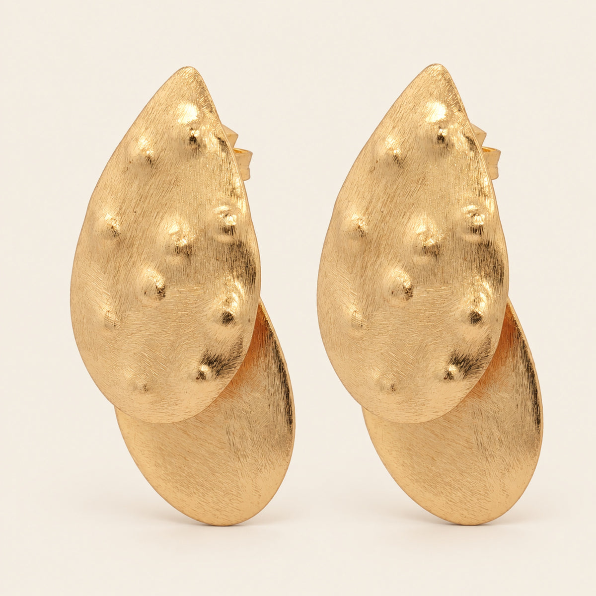 Aretes de Oro Laminado de Gotas Superpuestas con Relieve