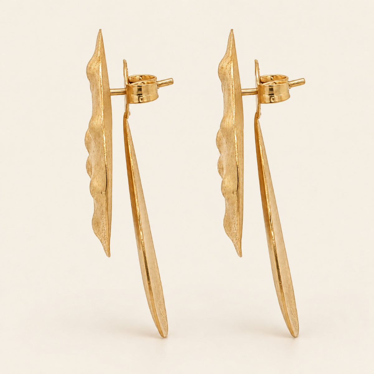 Aretes de Oro Laminado de Gotas Superpuestas con Relieve