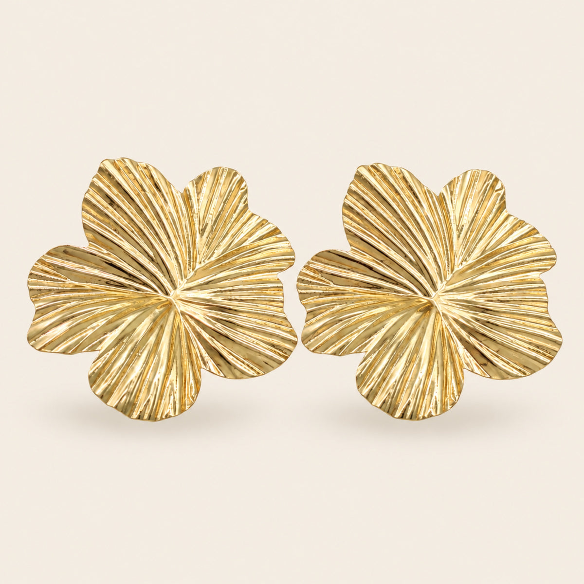 Aretes de Oro Laminado en Forma de Flor Acanalada