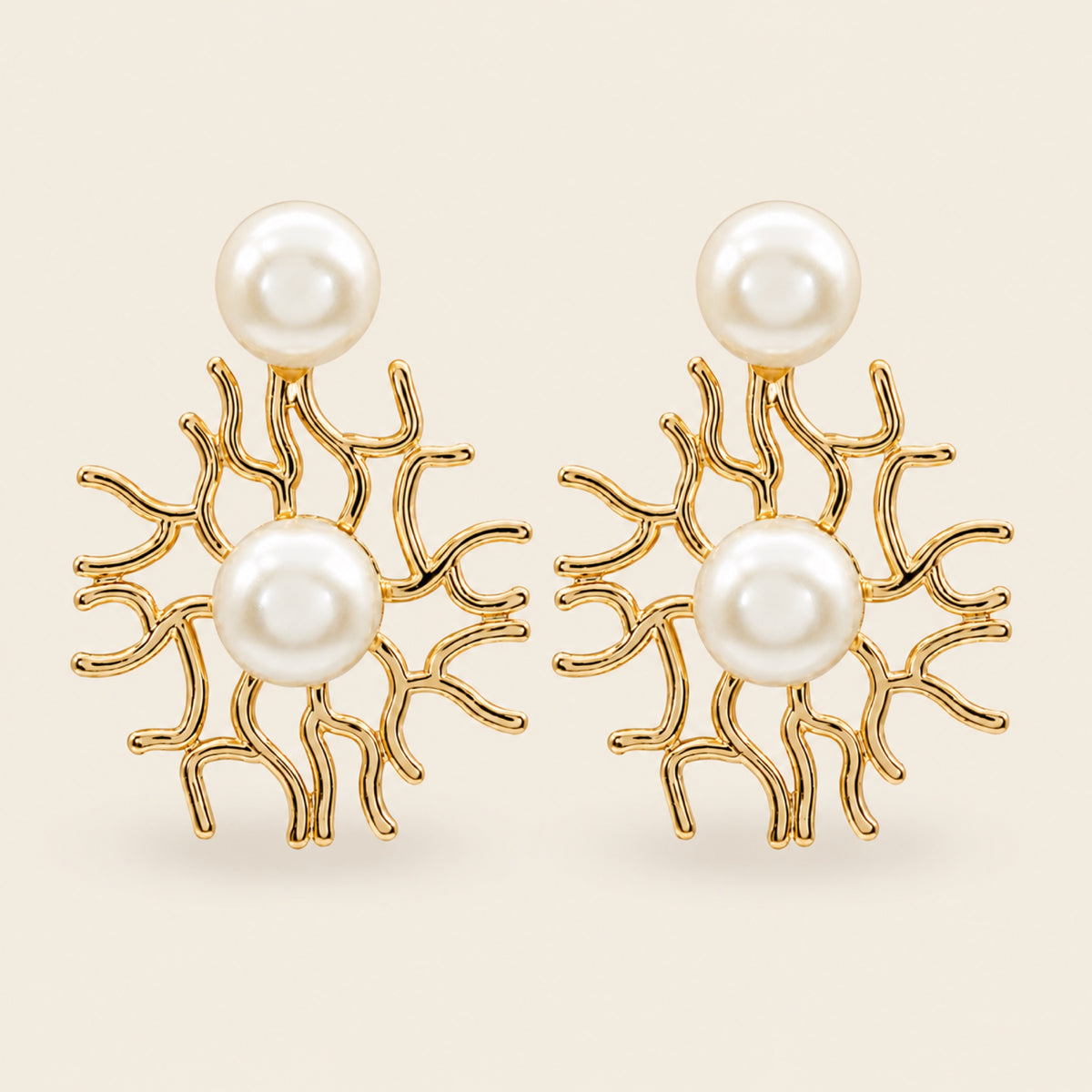 Aretes de Oro Laminado en Forma de Coral con Perlas