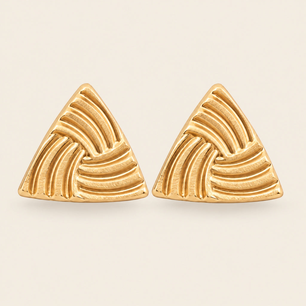 Aretes de Oro Laminado en Forma de Triángulo Acanalado