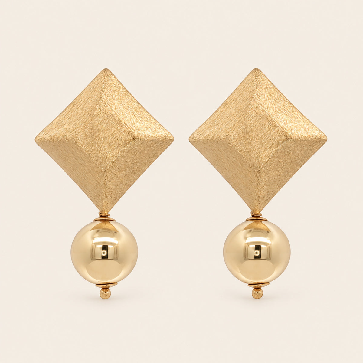 Aretes de Oro Laminado con Rombo Texturizado y Bola