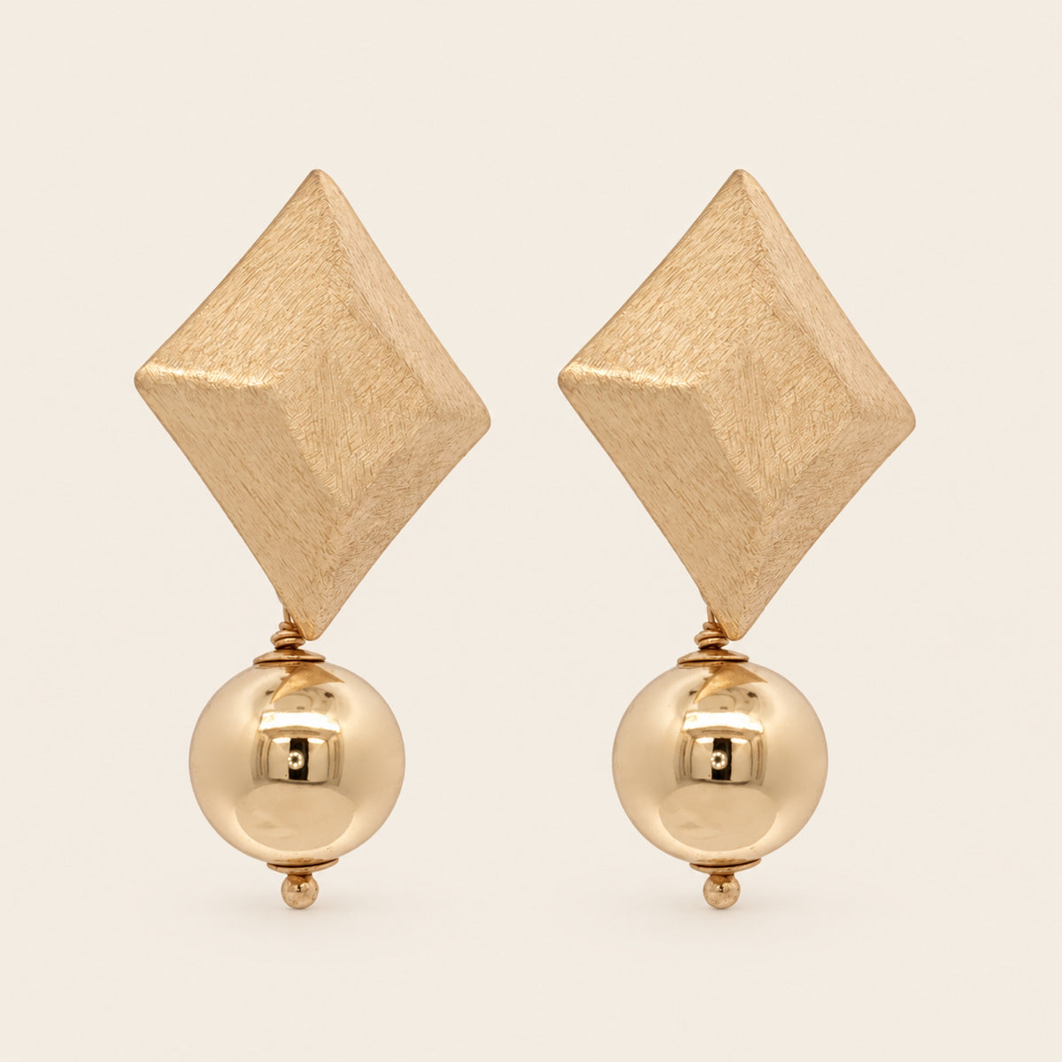 Aretes de Oro Laminado con Rombo Texturizado y Bola