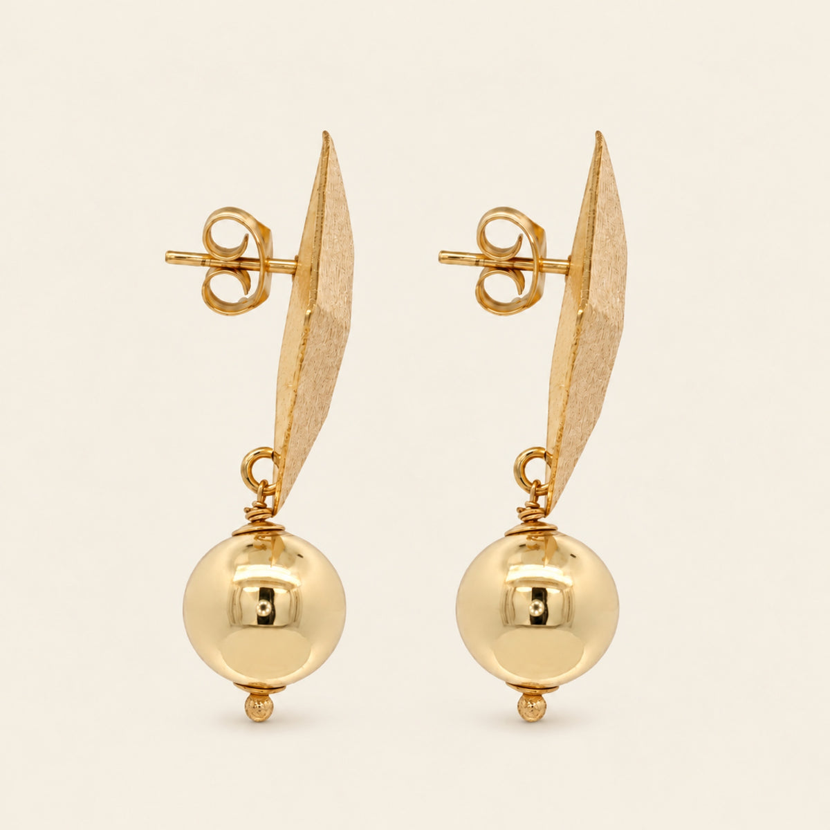 Aretes de Oro Laminado con Rombo Texturizado y Bola