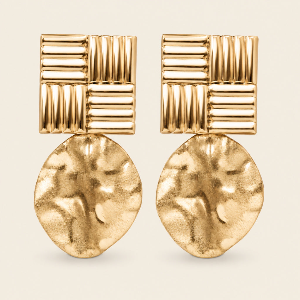 Aretes Largos de Oro Laminado con Cuadro Acanalado y Disco Martillado