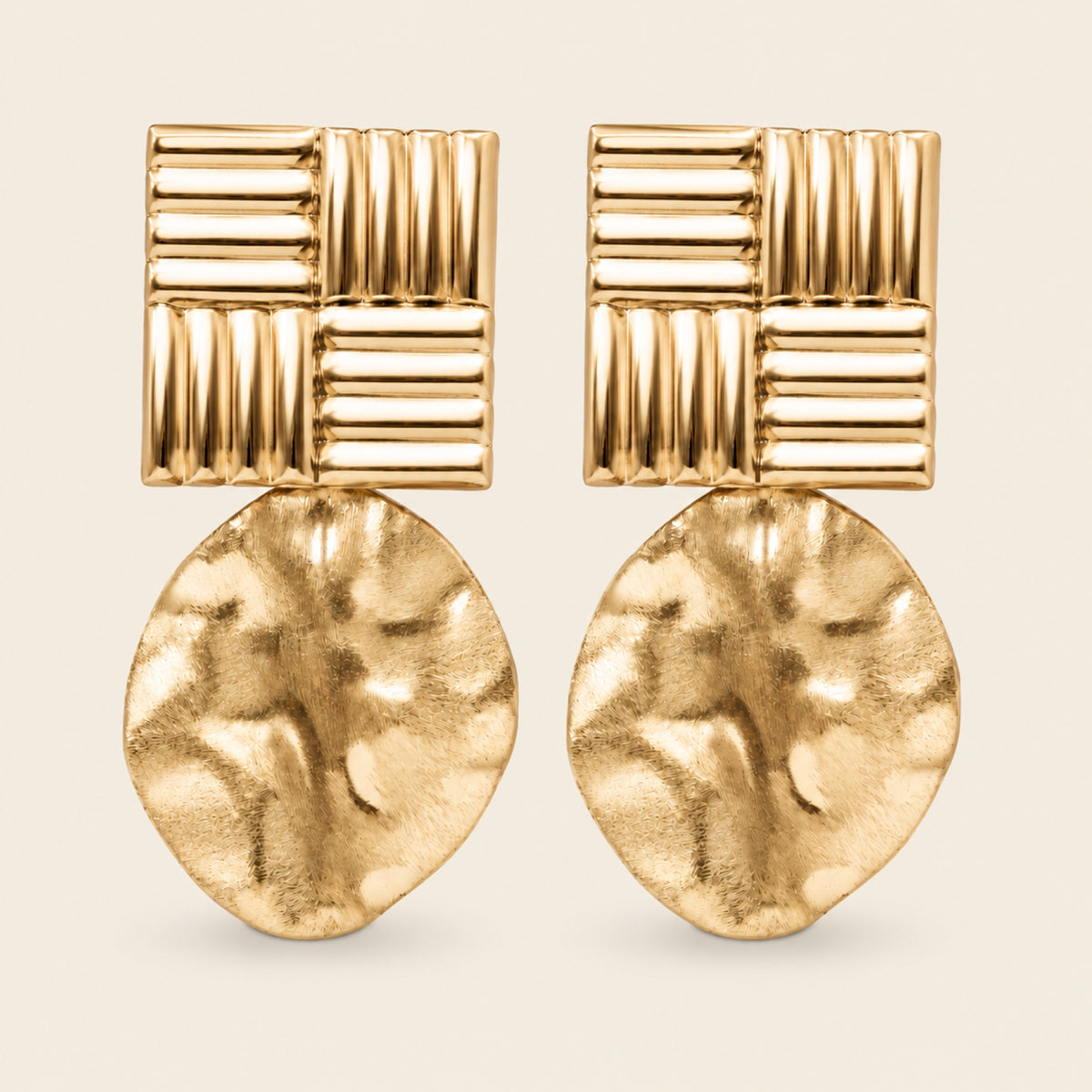 Aretes Largos de Oro Laminado con Cuadro Acanalado y Disco Martillado