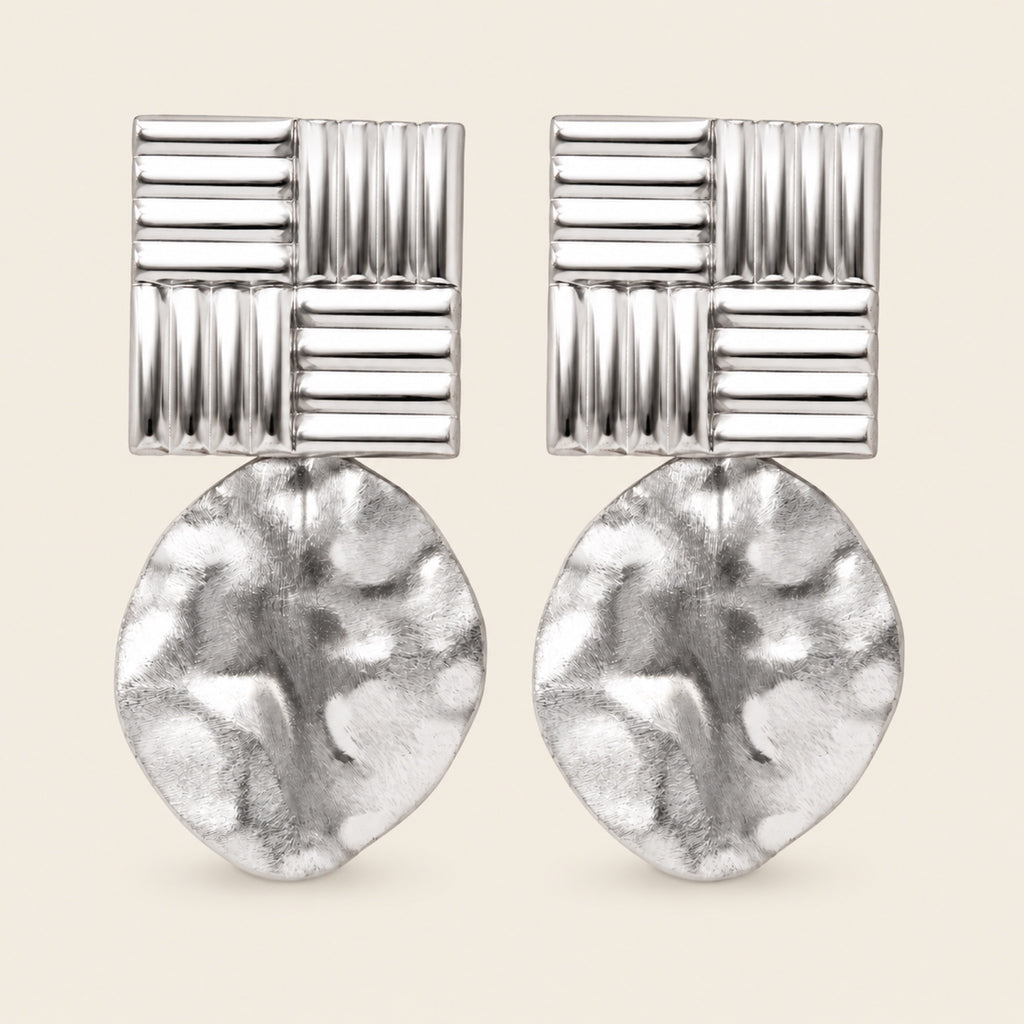 Aretes Largos de Oro Laminado Plateado con Cuadro Acanalado y Disco Martillado