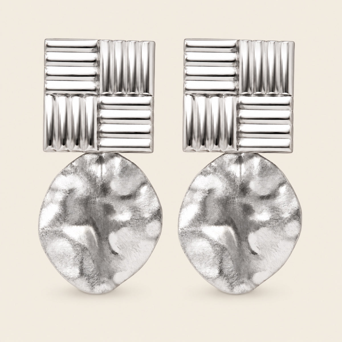 Aretes Largos de Oro Laminado Plateado con Cuadro Acanalado y Disco Martillado