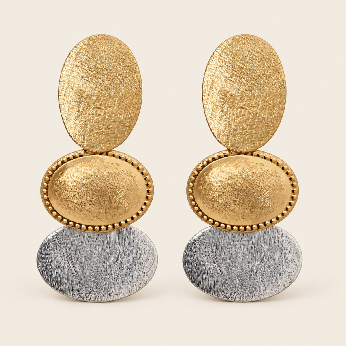 Aretes Largos de Oro Laminado con Tres Placas Ovaladas