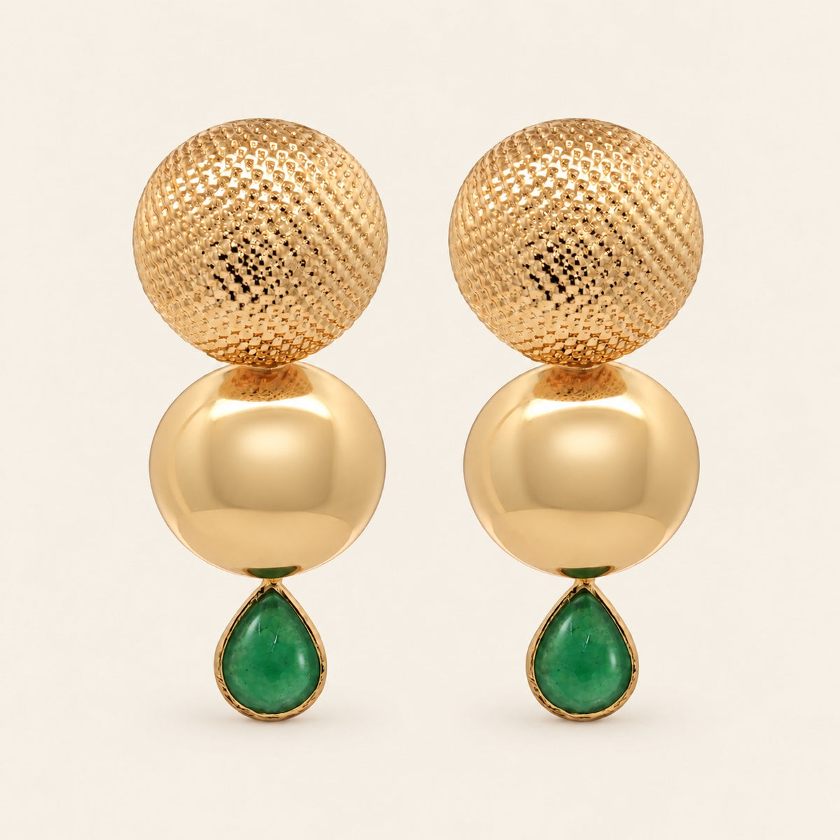 Aretes Largos de Oro Laminado con Esfera y Gota Verde
