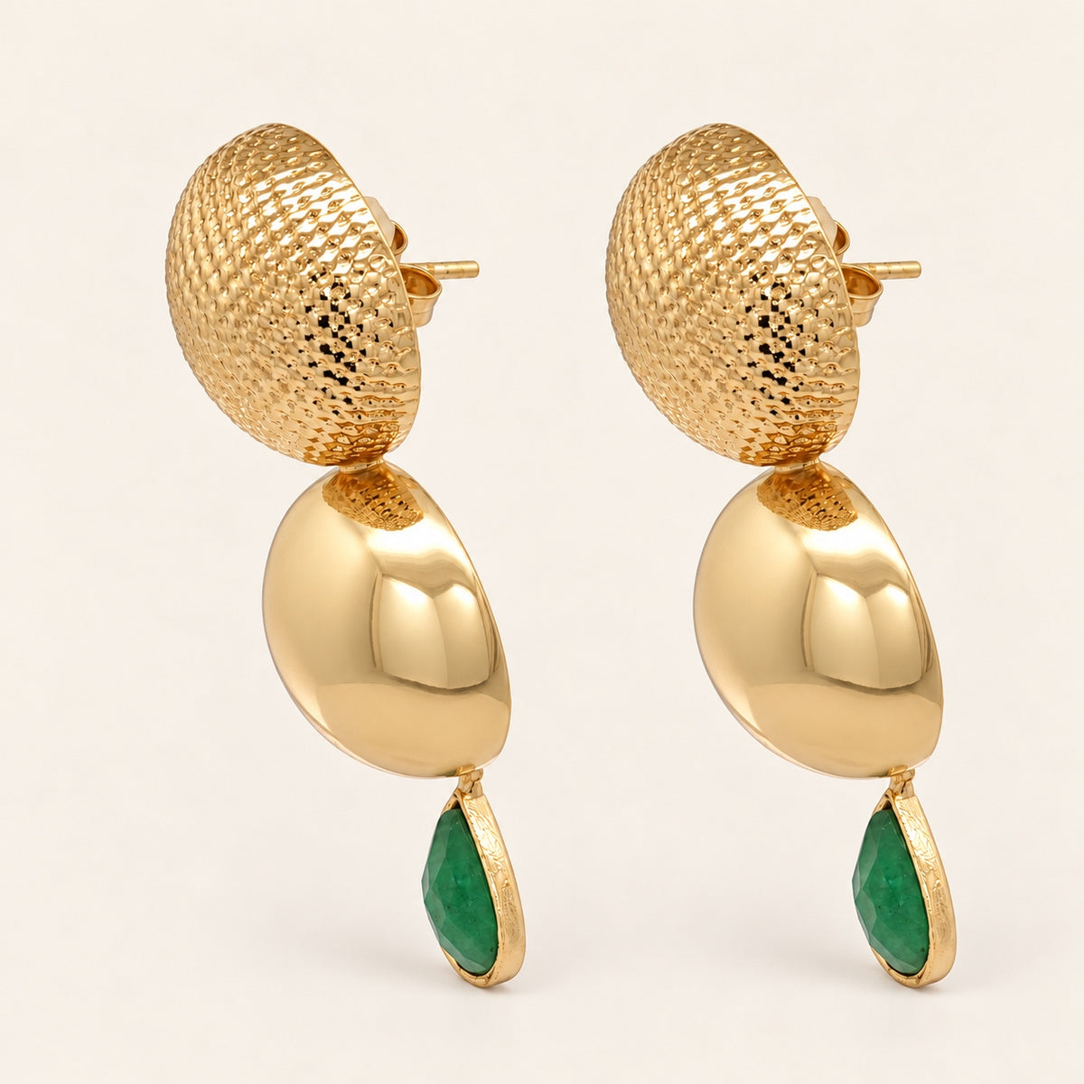 Aretes Largos de Oro Laminado con Esfera y Gota Verde