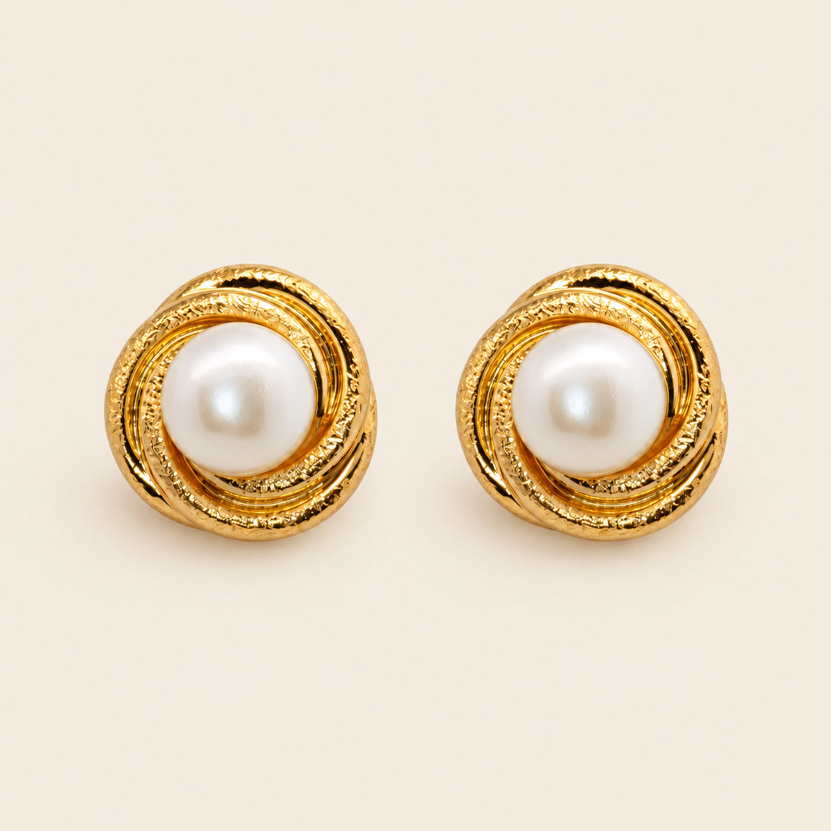 Aretes de Clip de Oro Laminado con Nudo y Perla Shell