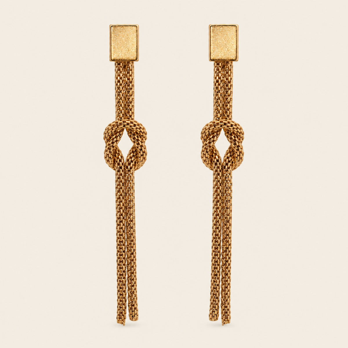 Aretes Largos de Oro Laminado con Cadena Tejida y Nudo