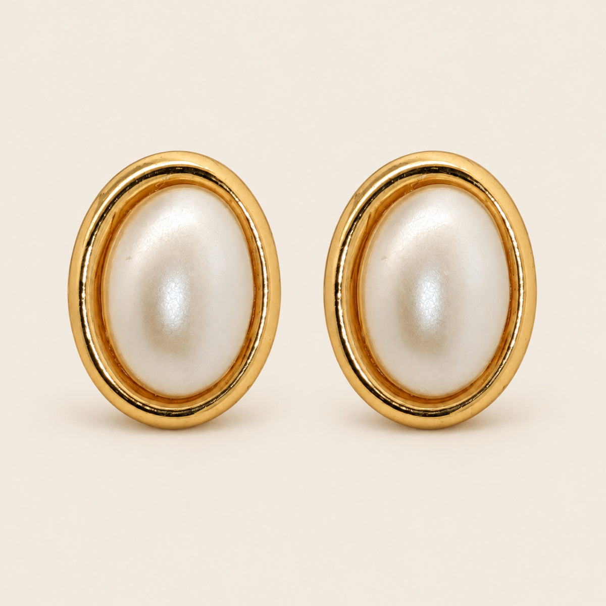 Aretes Ovalados de Oro Laminado con Perla Shell Ovalada