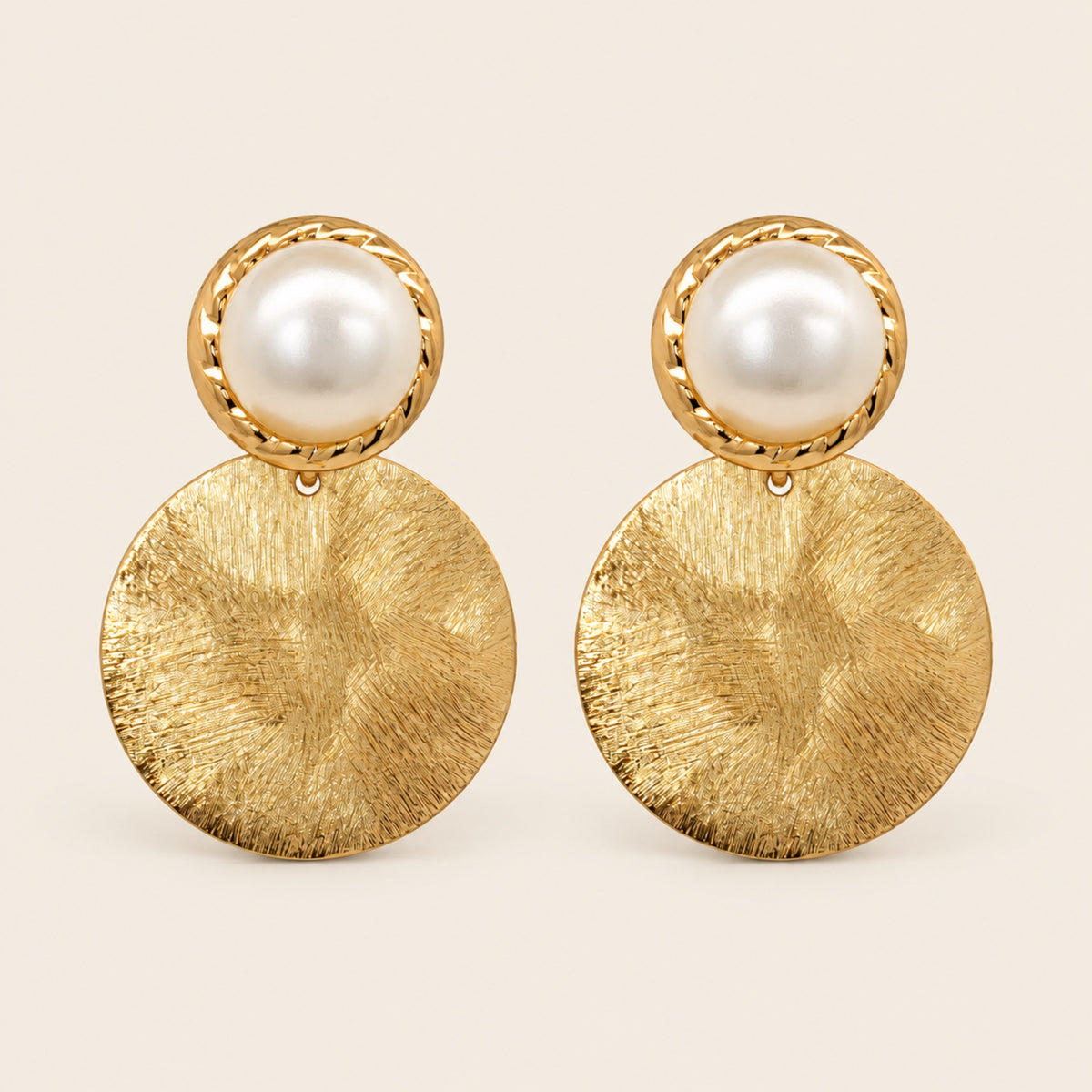 Aretes de Oro Laminado con Perla Shell y Disco Cepillado