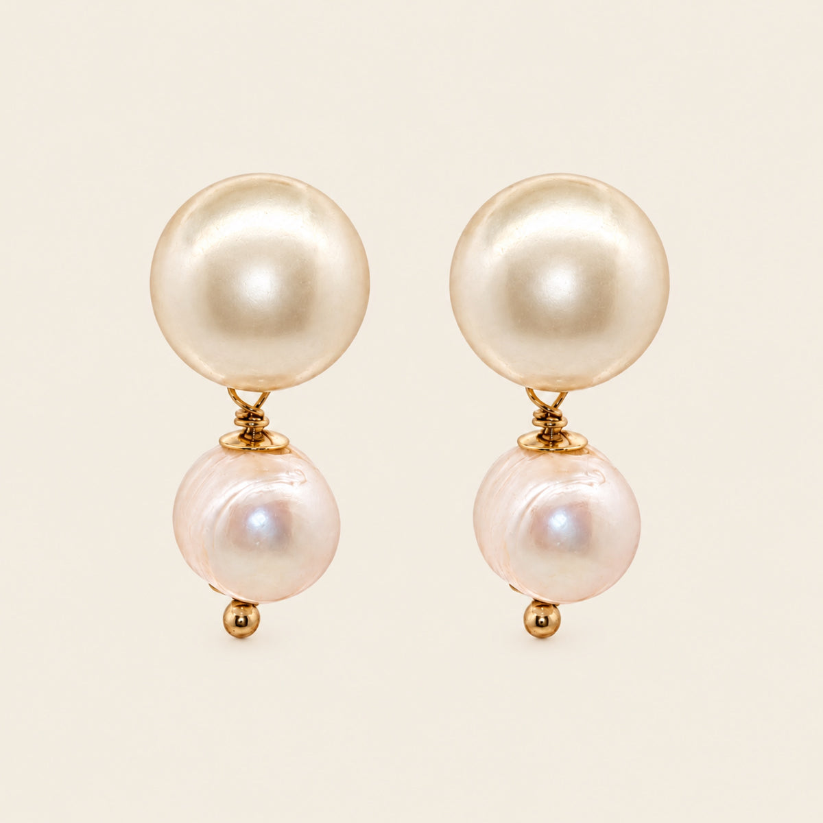 Aretes Largos de Oro Laminado con Perla Grande y Perla Pequeña