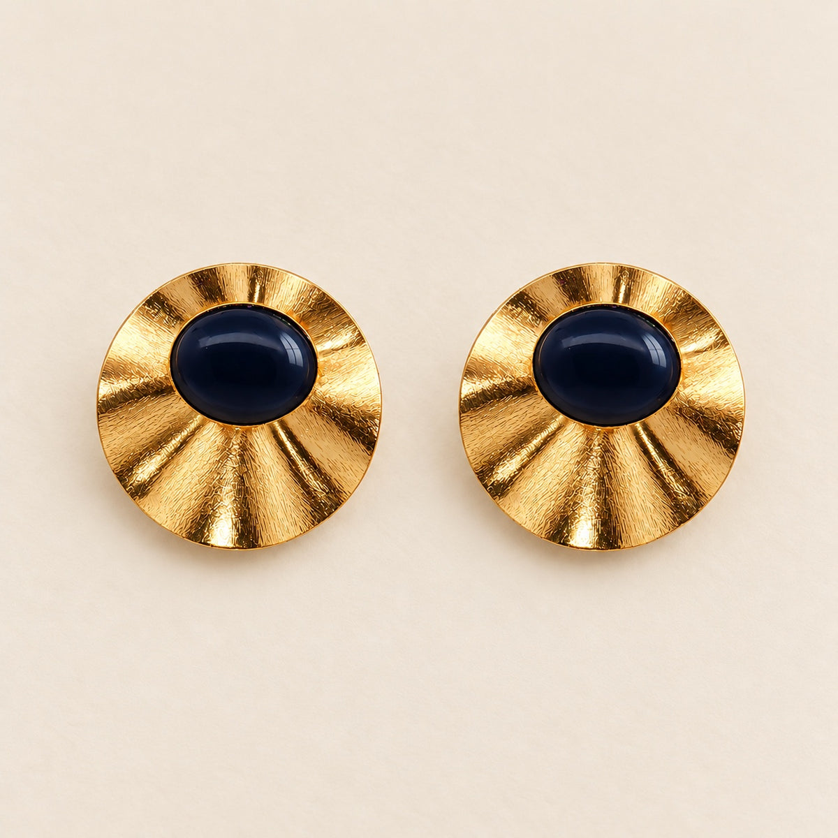 Aretes Botón de Oro Laminado con Placa Plisada y Piedra