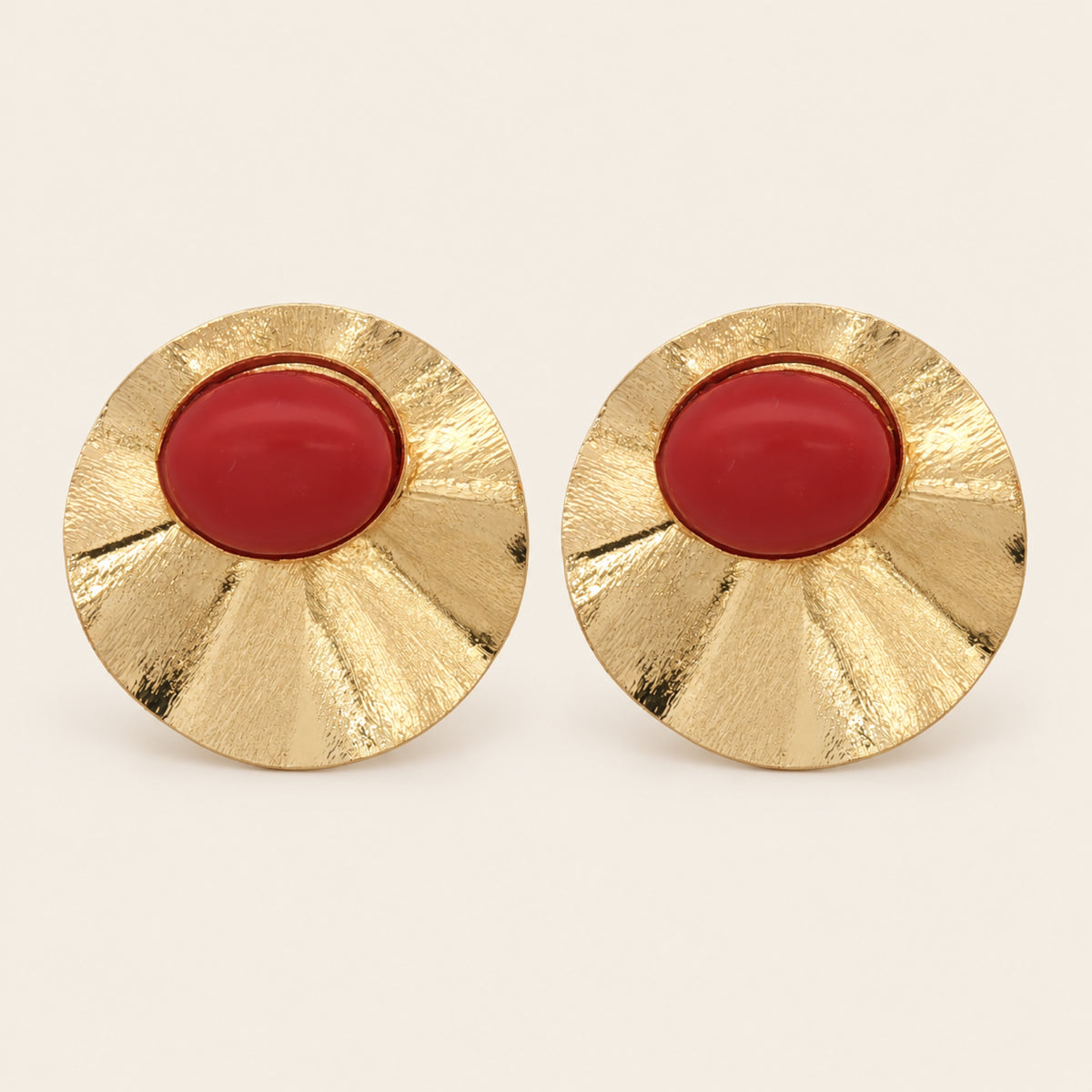 Aretes Botón de Oro Laminado con Placa Plisada y Piedra