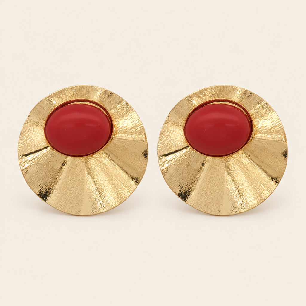 Aretes Botón de Oro Laminado con Placa Plisada y Piedra
