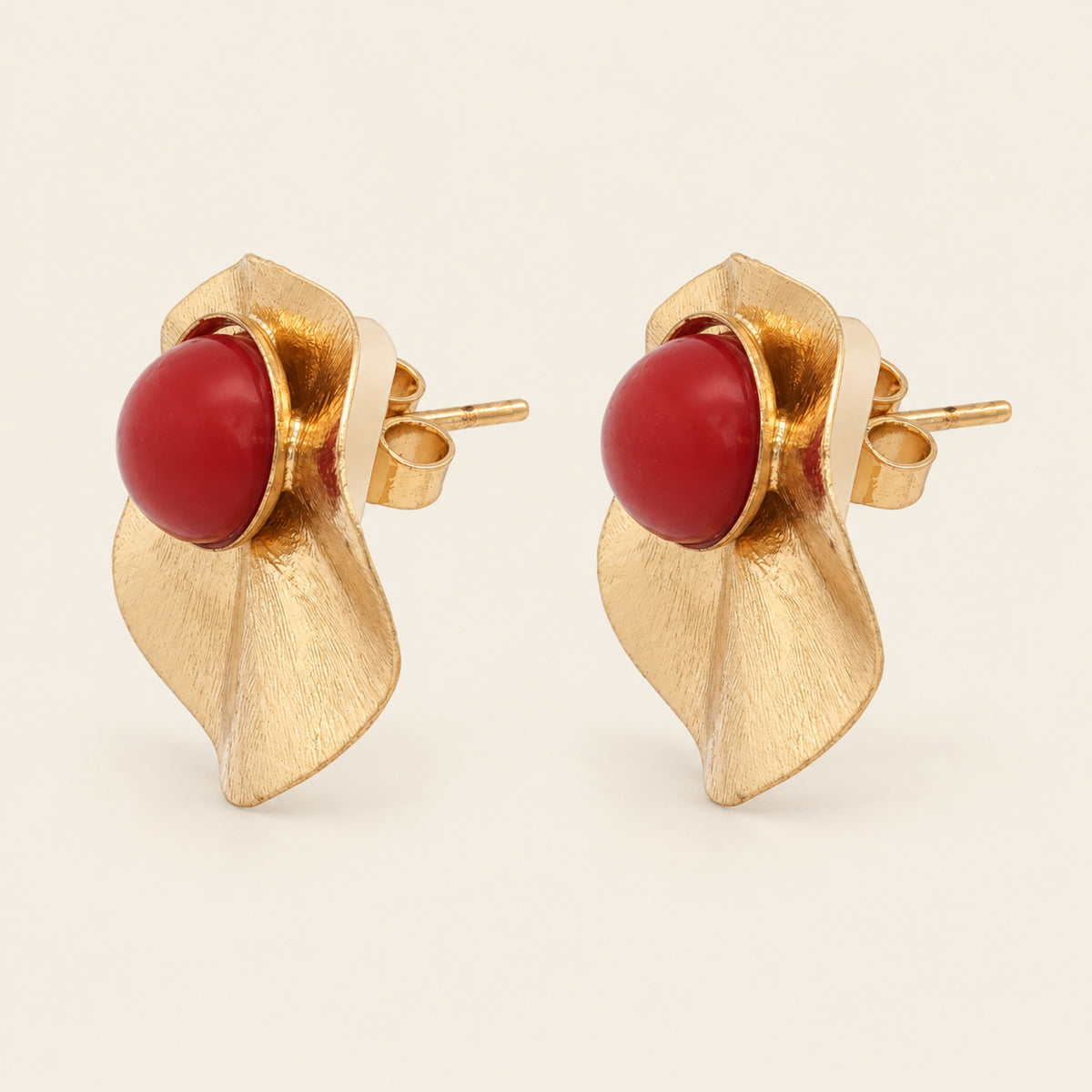 Aretes Botón de Oro Laminado con Placa Plisada y Piedra